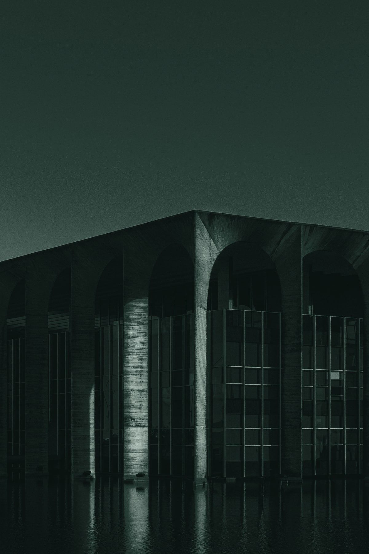 Arcos do Palácio Itamaraty refletidos no espelho d’água, em Brasília